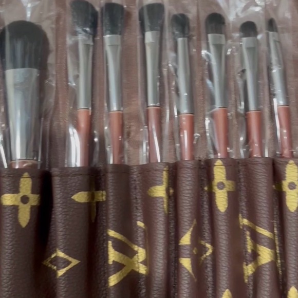 Louis Vuitton 12 pc. Make-Up Brush Set w/ pouch (box included) - Picture 7 of 8